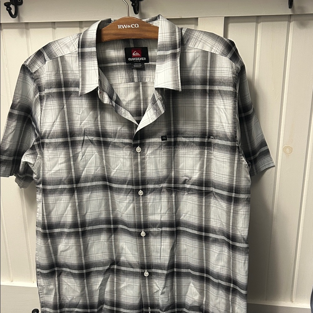 Quiksilver Men's Plaid short sleeve shirt L